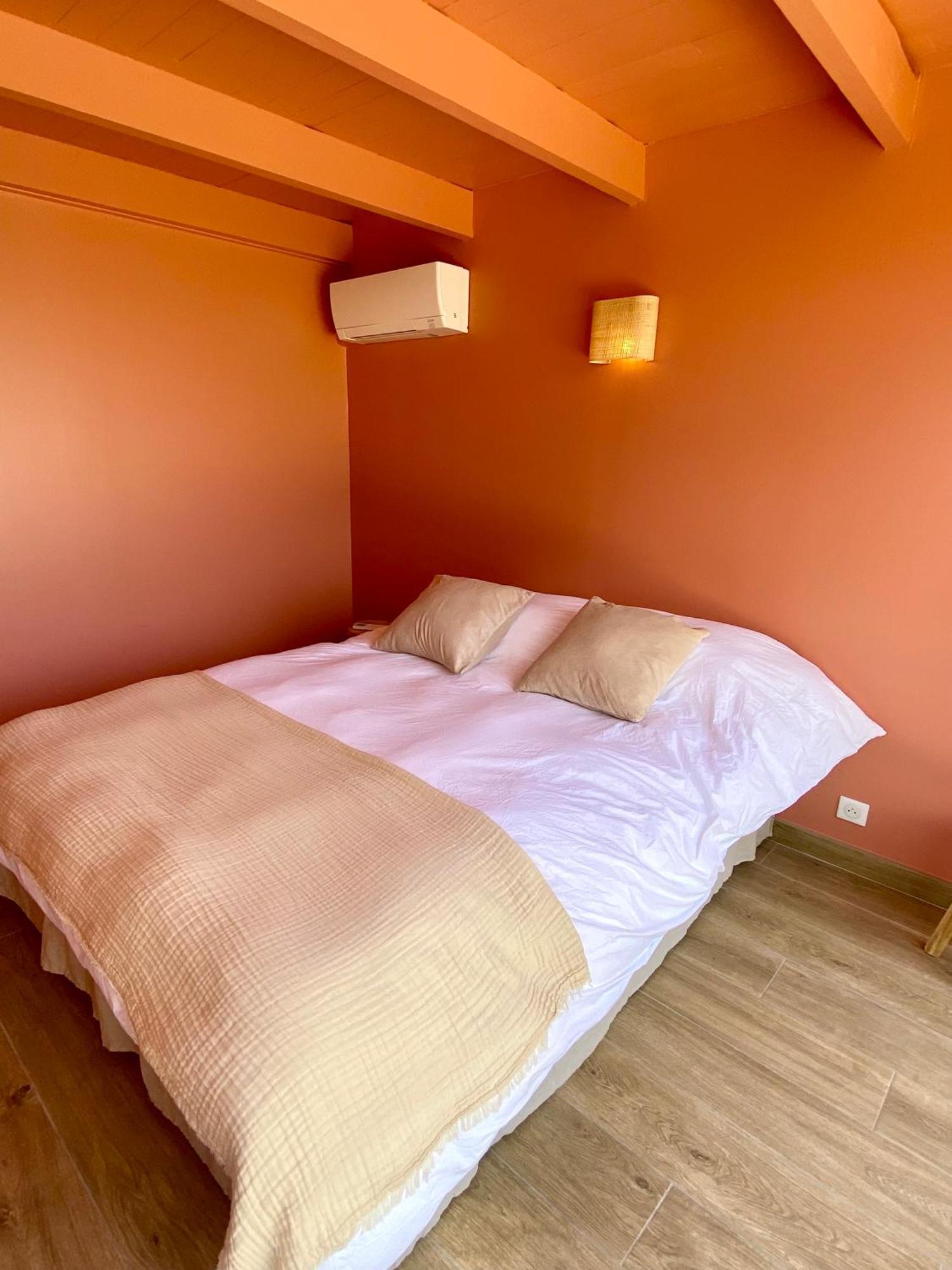 Maison Pour 12P, Piscine A Debordement Chauffee D'Avril A Octobre Inclus 吕奥姆 外观 照片